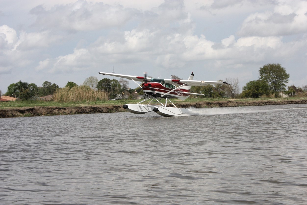 Picture of seaplane in one float step taxi
